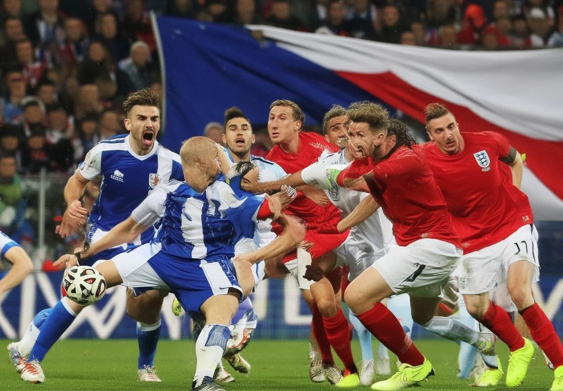 1998年世界杯英希经典对决：激情传奇与战术亮点(图2)